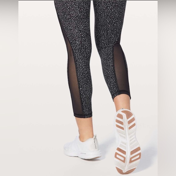 P05. Lululemon Train Times 7/8 Pant 25"
Size 4
Night View White Black / Black - Picture 3 of 8